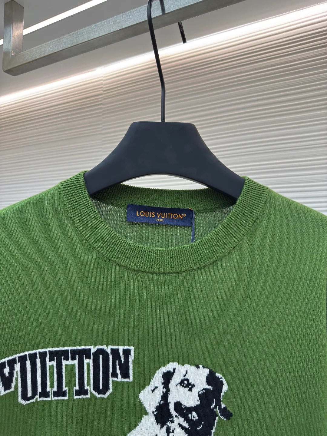 LOUIS VUITTON Golden Retriever Puppy Woolen Short Sleeves ●Authentic product: purchased and developed by 8706 ●Item number: 1680011-A65 ●Fabric: high-quality pure cotton ●Technology: Woolen ●Version: Fitted version ●Size: XS-S-M-L ●Description: It is made of high-quality pure cotton 14S fine knitted fabrics and wool hanging machines imported from Germany. The knitting threads are color-matched to the original garments, environmentally friendly fixed dyeing, and customized cotton yarns are introduced. The jacquard fabrics require fine yarn counts and extremely high requirements for raw cotton. The inlaid logo pattern on the chest and back is a pattern drawn by computer scanning. The pattern is exquisite and delicate. The jacquard is made of imported high-quality cotton yarn fabric with warp and weft interlaced to form a jacquard pattern structure. It is not only beautiful and elegant, but also has a certain artistic value. The overall wiring is straight and delicate. The fabric is comfortable and soft. The color is consistent and there is no color difference. The overall wiring is straight and delicate. It can be matched with the same style to create a fashionable look and control various occasions. Customized accessories, complete with three standards, same style for men and women!
